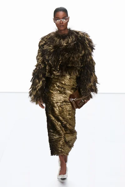 Look 18